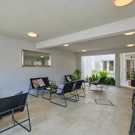 Palm Tree Apartment *
