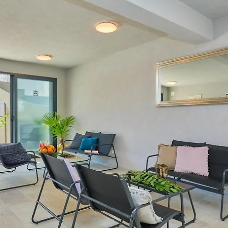 Palm Tree Apartment