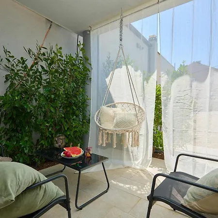 Apartment Palm Tree *