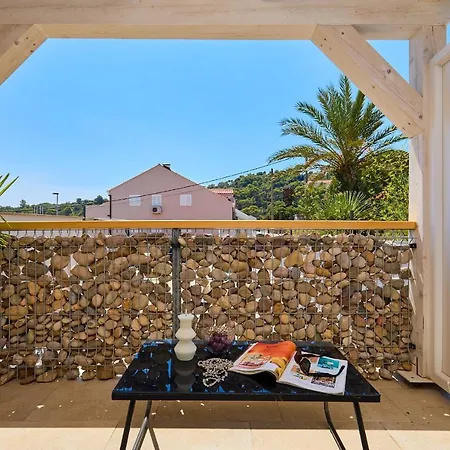 Palm Tree Apartment